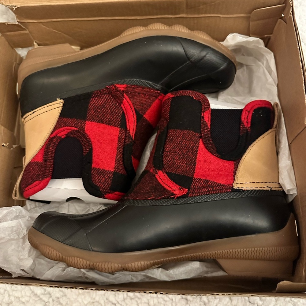 Sperry Red and Black Ankle Boots Sleek Leather Design